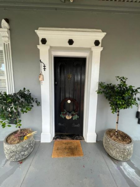 Macleay Cottage with plunge pool and local arts